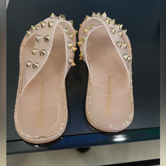 Wild Diva Lounge Slide Women Sandals almost new size :6” - Picture 3 of 8